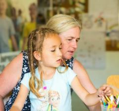 Salvaţi Copiii: Aproape jumătate dintre părinţii care lucrează peste graniţă nu vor petrece sărbătorile pascale în ţară, alături de copiii lor