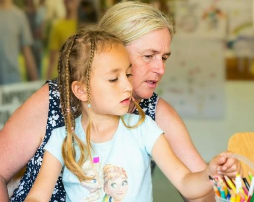 Salvaţi Copiii: Aproape jumătate dintre părinţii care lucrează peste graniţă nu vor petrece sărbătorile pascale în ţară, alături de copiii lor