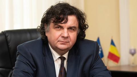 Rector UPT: Informaţia e peste tot acum. Suntem în Vestul săbatic pe internet. Nu prea avem reguli. Copilul trebuie să înţeleagă de ce nu e bine ca o temă să fie generată de AI şi m-aştept ca profesorul să îi pună nişte întrebări