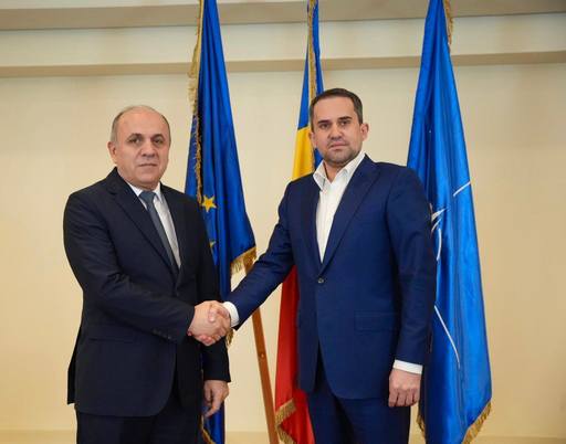Ministrul Transporturilor a semnat trei contracte de finanţare cu SRI, STS şi SPP / Investiţiile vizează achiziţia de vehicule electrice şi dezvoltarea infrastructurii de reîncărcare