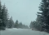 Atmosferă ca de Crăciun la munte, în prag de Paşte/ La Voineasa şi în Munţii Şureanu ninge, iar zăpada s-a aşternut în strat gros - VIDEO