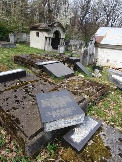 Ambasada Israelului în România, îngrijorată după profanarea Cimitirului Evreiesc din Reghin: Escaladarea alarmantă a antisemitismului la nivel global reprezintă o ameninţare reală pentru comunităţile evreieşti
