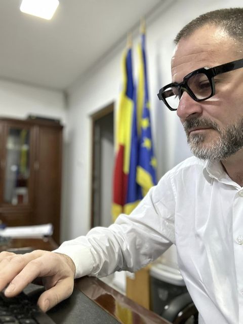 Horia Constantinescu, şeful CJPC, avertizează că Sala Sporturilor din Constanţa reprezintă un risc pentru cei care îi trec pragul / El susţine că subsolul este inundat, iar crăpăturile vizibile indică probleme structurale care nu pot fi ignorate - VIDEO