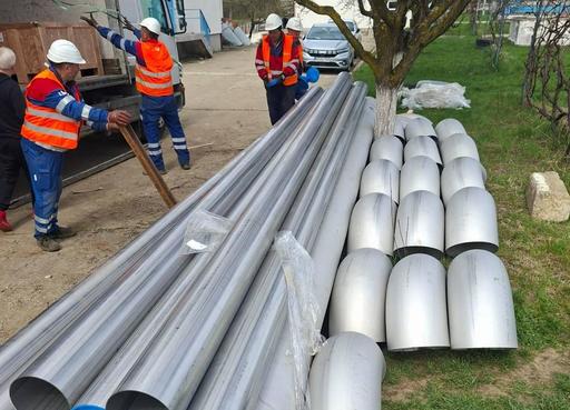 Criza apei din Curtea de Argeş - Echipele Veolia continuă lucrările de montare a unor instalaţii şi a stratului filtrant pentru reabilitarea Staţiei de Tratare a Apei Potabile/ Apa din reţea conţinea o bacterie periculoasă - FOTO