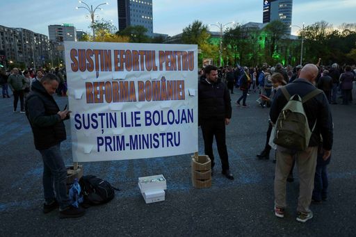 Manifestaţie în sprijinul premierului Ilie Bolojan, în Piaţa Victoriei / Fostul ministru Radu Berceanu, huiduit şi scos de jandarmi dintre manifestanţi - VIDEO, FOTO
