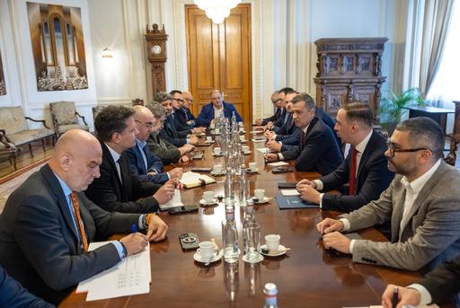BNS, după întâlnirea confederaţiilor sindicale cu liderii PSD: Actualul program de guvernare nu a adus niciun beneficiu economiei, cu excepţia reducerii deficitului bugetar cu 0,8%/ Ce propun sindicaliştii