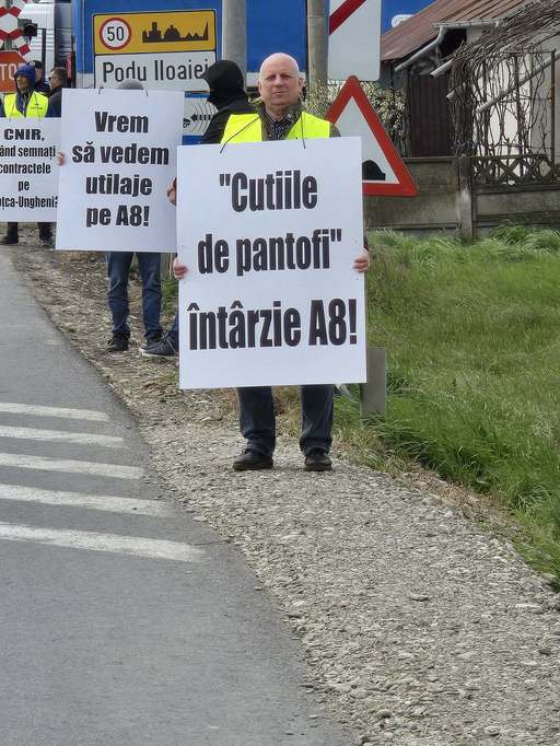 Protest pe E 583, iniţiat de o asociaţie civică din Iaşi, oamenii cerând urgentarea construcţiei autostrăzii A8. Două dintre mesajele afişate de protestatari: ”Cutiile de pantofi întârzie A8” şi ”Politicieni, treziţi-vă” - FOTO