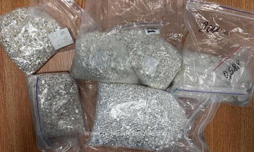 Peste 15 kilograme de argint, sub formă de granule, descoperite în maşina unui cetăţean ucrainean, la punctul de trece la frontierei Halmeu - FOTO