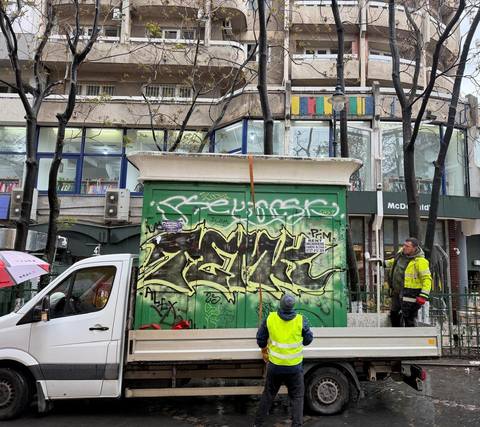 Chioşc „uitat” 20 de ani pe Magheru, principalul bulevard al Capitalei, ridicat de Poliţia locală şi Administraţia Străzilor: Sub el era o mizerie cruntă, dar zona a fost curăţată - FOTO