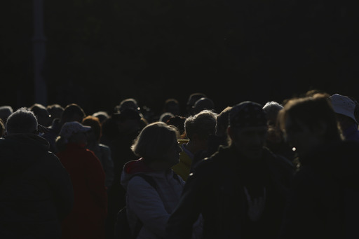 UPDATE - Sute de persoane cu opţiuni pro-europene, în Piaţa Victoriei, pentru susţinerea lui Ilie Bolojan/ Miting în favoarea premierului şi la Oradea/ Ciprian Ciucu, în mijlocul manifestanţilor / Ana Blandiana: De data asta, prostia este imensă