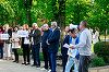 Miting de susţinere a premierului Ilie Bolojan, în faţa Prefecturii Buzău/ Participanţii au avut mesaje precum ”Nu vă fie frică, moţiunea pică!” - FOTO