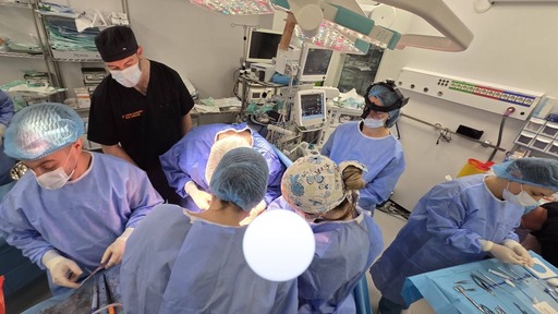Cel puţin şase vieţi salvate, datorită „gestului de umanitate şi curaj” al familiilor a doi pacienţi în moarte cerebrală de a le dona organele/ Intervenţia de prelevare, la SCJU Bistriţa/ Organele, transportate la Cluj şi Bucureşti