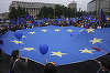 Sute de persoane, la manifestaţia de Ziua Europei de la Bucureşti/ Oamenii au participat la un marş din Piaţa Universităţii în Piaţa Victoriei - FOTO