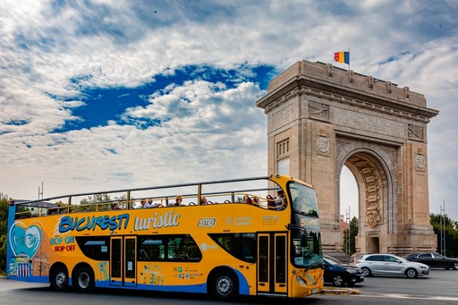 UPDATE - Autobuzele turistice din Bucureşti revin pe traseu de vineri/ Traseul are 16 kilometri dus-întors şi include cele mai frumoase destinaţii turistice ale Capitalei/ Tarif promoţional în prima lună