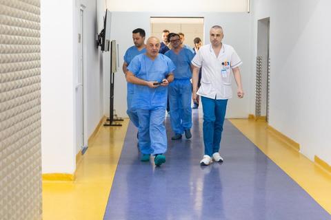 Primele proteze de genunchi la SJU Buzău. Cătălin Cârstoiu şi echipa de la Spitalul Universitar au operat două paciente în cadrul consorţiului medical cu Bucureştiul  - FOTO
