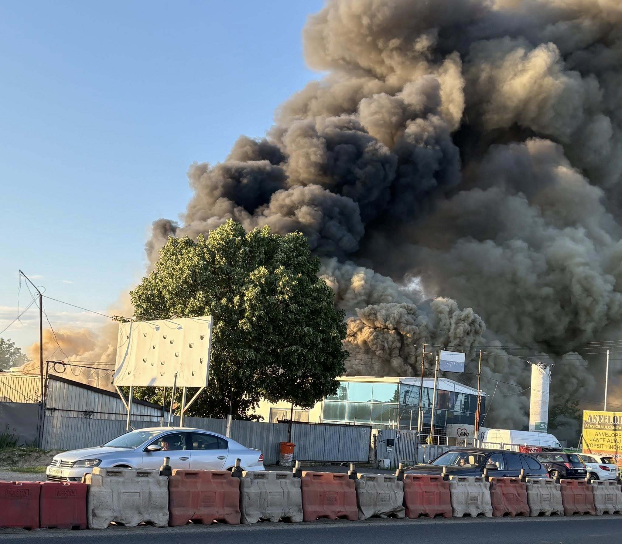 UPDATE - Ilfov: Incendiu la un depozit de cauciucuri din Bragadiru/ Sunt degajări foarte mari de fum/ A fost emis mesaj RO-Alert/ Circulaţia pe DN 6, oprită complet/ Doi pompieri au suferit luxaţii, iar o persoană are arsuri la o mână - VIDEO