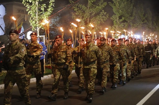 Ziua Eroilor, celebrată joi în garnizoanele din întreaga ţară, dar şi în teatrele de operaţii / Concert susţinut de reprezentanţi ai Inspectoratului General al Muzicilor Militare şi retragerea cu torţe, la Bucureşti