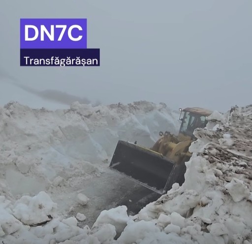 Drumarii anunţă că acţiunea de deszăpezire a Transfăgărăşanului a ajuns în cel mai dificil punct, unde stratul de zăpadă are peste cinci metri grosime şi sunt bolovani aduşi de avalanşe - VIDEO