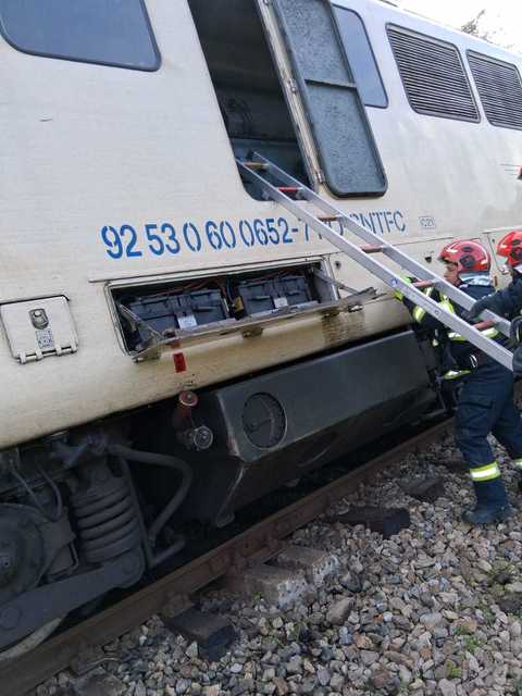 UPDATE - Incendiu la locomotiva unui tren care circulă pe ruta Râmnicu Vâlcea-Sibiu/ Călătorii au fost evacuaţi/ Traficul feroviar şi cel rutier, pe DN 7, oprite