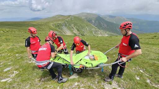 Salvamont România, despre „Transylvania 100”: Considerăm necesară o analiză serioasă şi responsabilă privind organizarea competiţiilor în mediul montan, în special în perioade cu riscuri majore pentru participanţi/ Eforturile salvatorilor montani VIDEO