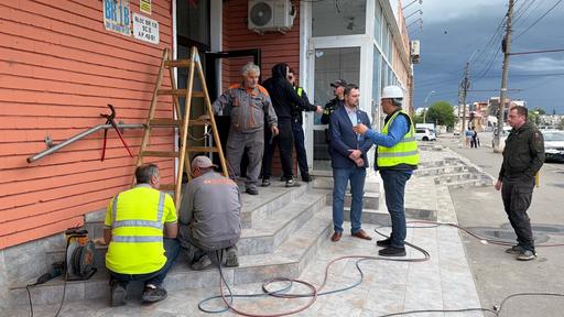 UPDATE - Dronă prăbuşită la Galaţi – Alimentarea cu curent a scării afectate a fost reluată / Se lucrează pentru alimentarea cu gaz / Locatarii se pot întoarce în imobil, mai puţin cei din apartamentul afectat, care oricum sunt încă în spital