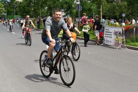 Ciprian Ciucu, pe bicicletă prin Capitală, de Ziua Mondială a Bicicletei: Orice drum nou am făcut, ca primar de sector, a avut piste. Continui şi aici, la PMB. Oriunde reabilităm, modernizăm  drumuri şi spaţiul ne permite, vom avea piste - FOTO