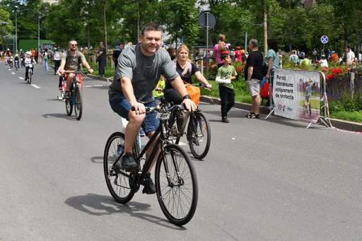 Ciprian Ciucu, pe bicicletă prin Capitală, de Ziua Mondială a Bicicletei: Orice drum nou am făcut, ca primar de sector, a avut piste. Continui şi aici, la PMB. Oriunde reabilităm, modernizăm drumuri şi spaţiul ne permite, vom avea piste - FOTO