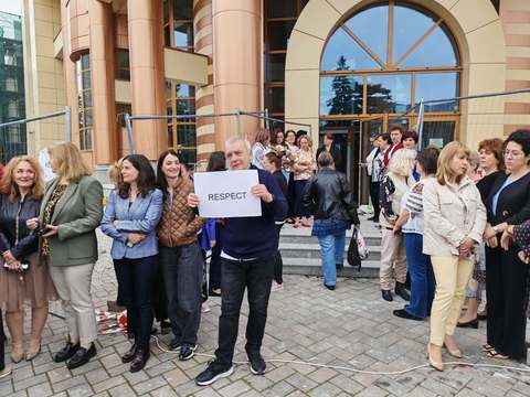 Proteste masive în toată ţara ale angajaţilor Fiscului, nemulţumiţi de poriectul Legii salarizării unitare: „Revoltă pentru demnitate!”, afişe pe geamurile sediilor închise/ Proteste şi la casele de pensii, dar şi la instanţe 