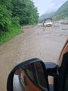 CNAIR: Traficul rutier pe DN 10, în zona localităţilor Nehoiaşu şi Colţu Pietrei, se desfăşoară cu dificultate, din cauza ploilor abundente