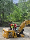 UPDATE - Dâmboviţa: Pompierii intervin pentru salvarea unui bărbat aflat pe un excavator, surprins de o viitură/ Bărbatul, preluat cu un elicopter SMURD - FOTO, VIDEO