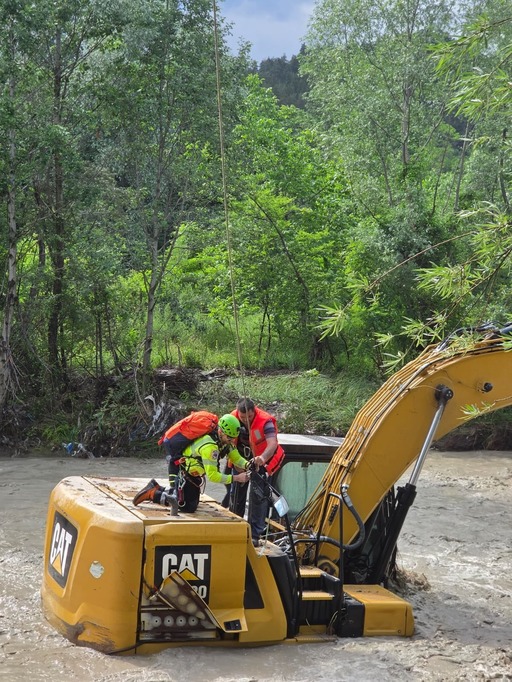 UPDATE - Dâmboviţa: Pompierii intervin pentru salvarea unui bărbat aflat pe un excavator, surprins de o viitură/ Bărbatul, preluat cu un elicopter SMURD - FOTO, VIDEO