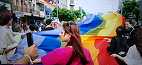 Marşul Bucharest Pride al comunităţii LGBT a început în Piaţa Victoriei din Bucureşti/ Participanţii se îndreaptă spre Bulevardul Naţiunile Unite şi Parcul Izvor, unde va avea loc un concert/ Înainte, „Marşul Normalităţii”, „orchestrat” de Diana Şoşoacă