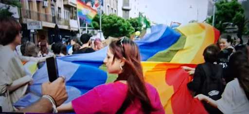 Marşul Bucharest Pride al comunităţii LGBT a început în Piaţa Victoriei din Bucureşti/ Participanţii se îndreaptă spre Bulevardul Naţiunile Unite şi Parcul Izvor, unde va avea loc un concert/ Înainte, „Marşul Normalităţii”, „orchestrat” de Diana Şoşoacă