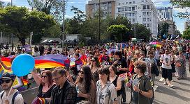 UPDATE - Marşul Bucharest Pride al comunităţii LGBT, din Piaţa Victoriei spre Parcul Izvor, unde va avea loc un concert/ Înainte, „Marşul Normalităţii”, „orchestrat” de Diana Şoşoacă/ Manifestul Bucharest PRIDE - FOTO