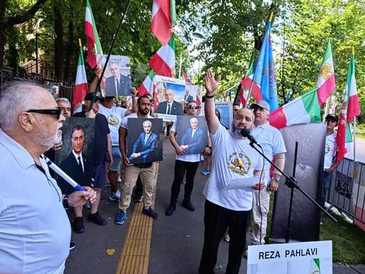Protest în faţa Ambasadei Iranului din Bucureşti: „Această clădire este simbolul unui regim terorist, criminal”. „E ceva ce lumea trebuie să înţeleagă: poporul iranian nu-şi doreşte ca regimul să se reformeze, ci să dispară” - FOTO