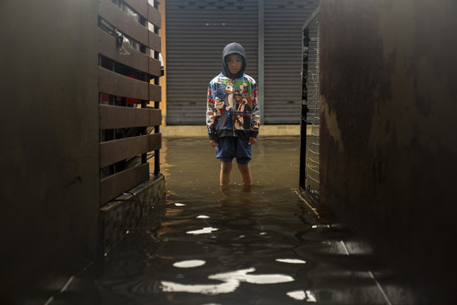 UNICEF: Aproape jumătate dintre copiii din lume sunt expuşi la cel puţin trei ameninţări climatice care se suprapun / Care este cea mai frecventă combinaţie de pericole / Poluarea aerului afectează aproape toţi copiii la nivel mondial

