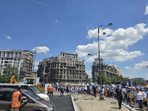 UPDATE - Protest al sindicatelor din Educaţie la Bucureşti - Sindicaliştii solicită o salarizare corectă şi resping proiectul Legii privind salarizarea bugetarilor / Circa 20.000 de persoane cer ”negocieri reale şi serioase” de la viitorul Guvern - VIDEO