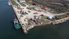 Midia Marine Terminal: Remorcherul scufundat în luna martie a fost repus pe linia de plutire şi dus în Portul Midia