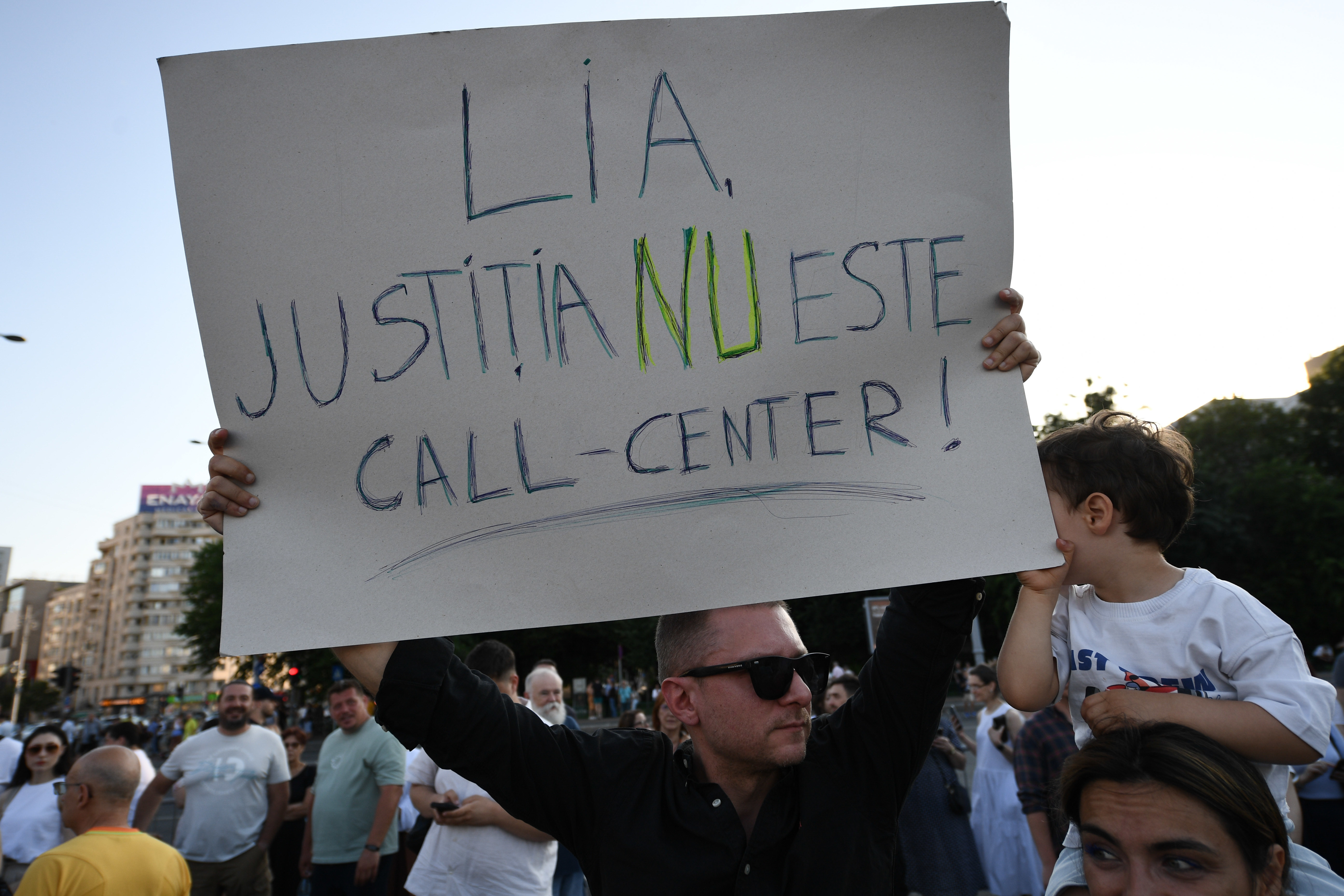 UPDATE - Sute de persoane, la un protest organizat în Piaţa Victoriei/ Participanţii afirmă că ”România e sub asediu”/ Manifestanţii au scandat ”Nicuşor, trădător” - VIDEO