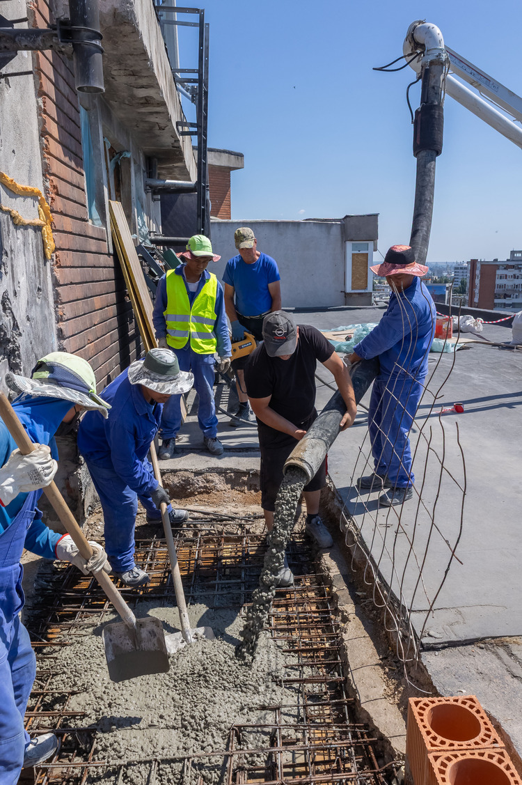 FOTO Blocul din Galați lovit de drona rusească, după o lună. Asigurătorul a plătit, după proceduri greoaie, banii pentru refacerea apartamentului cel mai afectat. Cum arăta apartamentul lovit