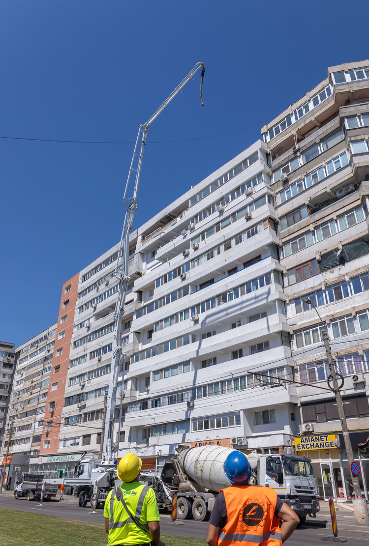 FOTO Blocul din Galați lovit de drona rusească, după o lună. Asigurătorul a plătit, după proceduri greoaie, banii pentru refacerea apartamentului cel mai afectat. Cum arăta apartamentul lovit