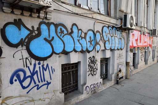 Bucureştiul lansează programul pentru curăţarea graffitiului din Zonele Construite Protejate. Proprietarii pot alege între conformarea voluntară şi înscrierea în programul municipal, unde Primăria acoperă 80% din costuri.

