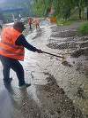 Intervenţie a angajaţilor DRDP Buzău după ce o ploaie torenţială a adus aluviuni pe DN 10/ Traficul rutier, îngreunat
