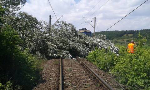 Circulaţia feroviară, întreruptă în mai multe zone ale ţării din cauza furtunilor/ Peste 20 de trenuri, afectate
