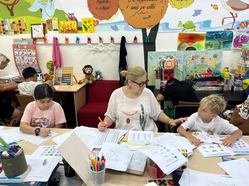 România are cei mai mulţi copii din UE care nu sunt cuprinşi în educaţia preşcolară/ Salvaţi Copiii România dă startul celei de-a 29-a ediţii a Grădiniţelor şi şcolilor de vară şi duce Şcoala mobilă în comunităţile vulnerabile