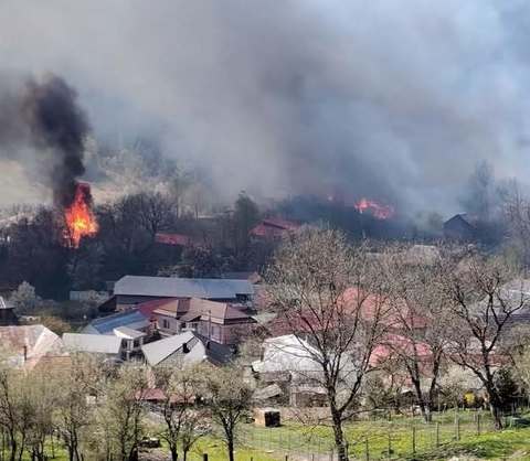 Dragoş Pîslaru: Guvernul a adoptat un sprijin important pentru familiile şi persoanele afectate de incendiul devastator produs în localitatea Rucăreni, comuna Soveja din judeţul Vrancea