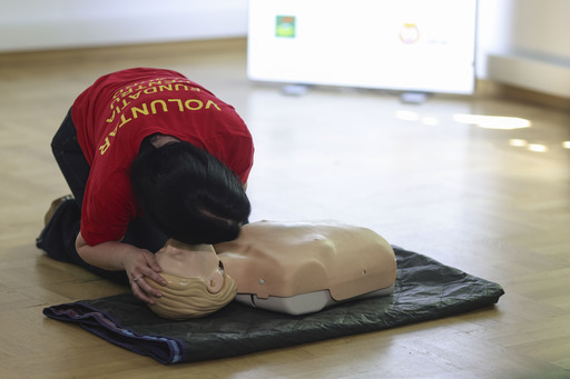 Studiu - 82% dintre români nu ştiu să acorde corect primul ajutor, chiar dacă unu din cinci declară că a fost martor la o situaţie de urgenţă.