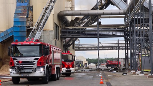 UPDATE - Explozie urmată de incendiu la o hală a unei fabrici de lemn din municipiul Braşov/ A fost activat Planul Roşu de Intervenţie/ Nu sunt victime/ În timpul intervenţiei s-a produs o nouă explozie la o altă bandă transportoare - VIDEO