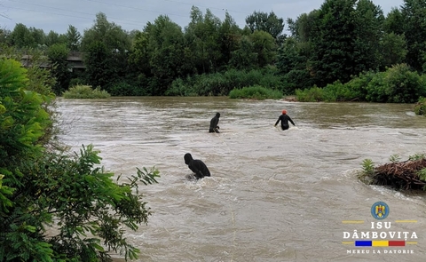 Pompierii din Dâmboviţa şi scafandrii continuă căutările celor doi minori dispăruţi cu o zi în urmă în apele râului Argeş/ Sfaturile autorităţilor, în contextul noilor avertizări de ploi torenţiale - FOTO