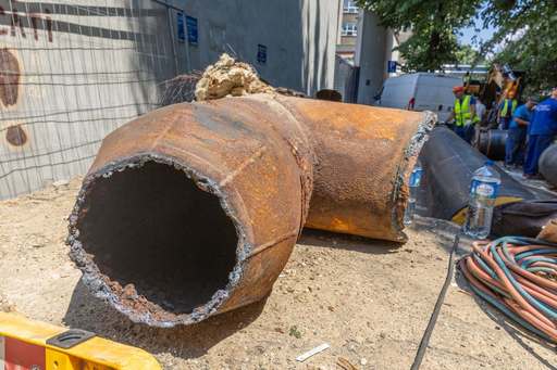 Primăria Capitalei prezintă imagini cu starea conductelor prin care trece agentul termic, pe Magistrala II-III Grozăveşti, care alimentează Cartierul Aviaţiei: Şantierul deschis în 2023 era împotmolit de un an şi jumătate